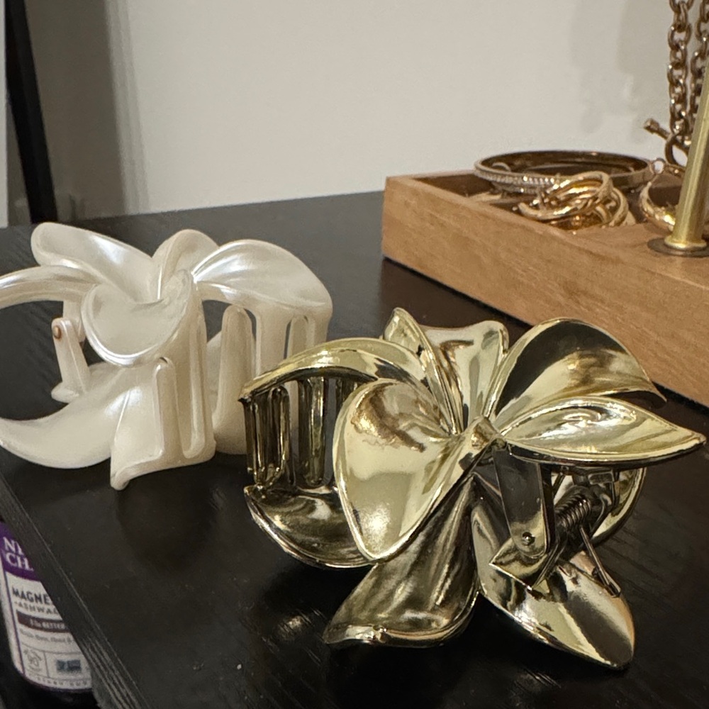 Elegant Gold and Cream Flower Clips - Picture 2 of 4